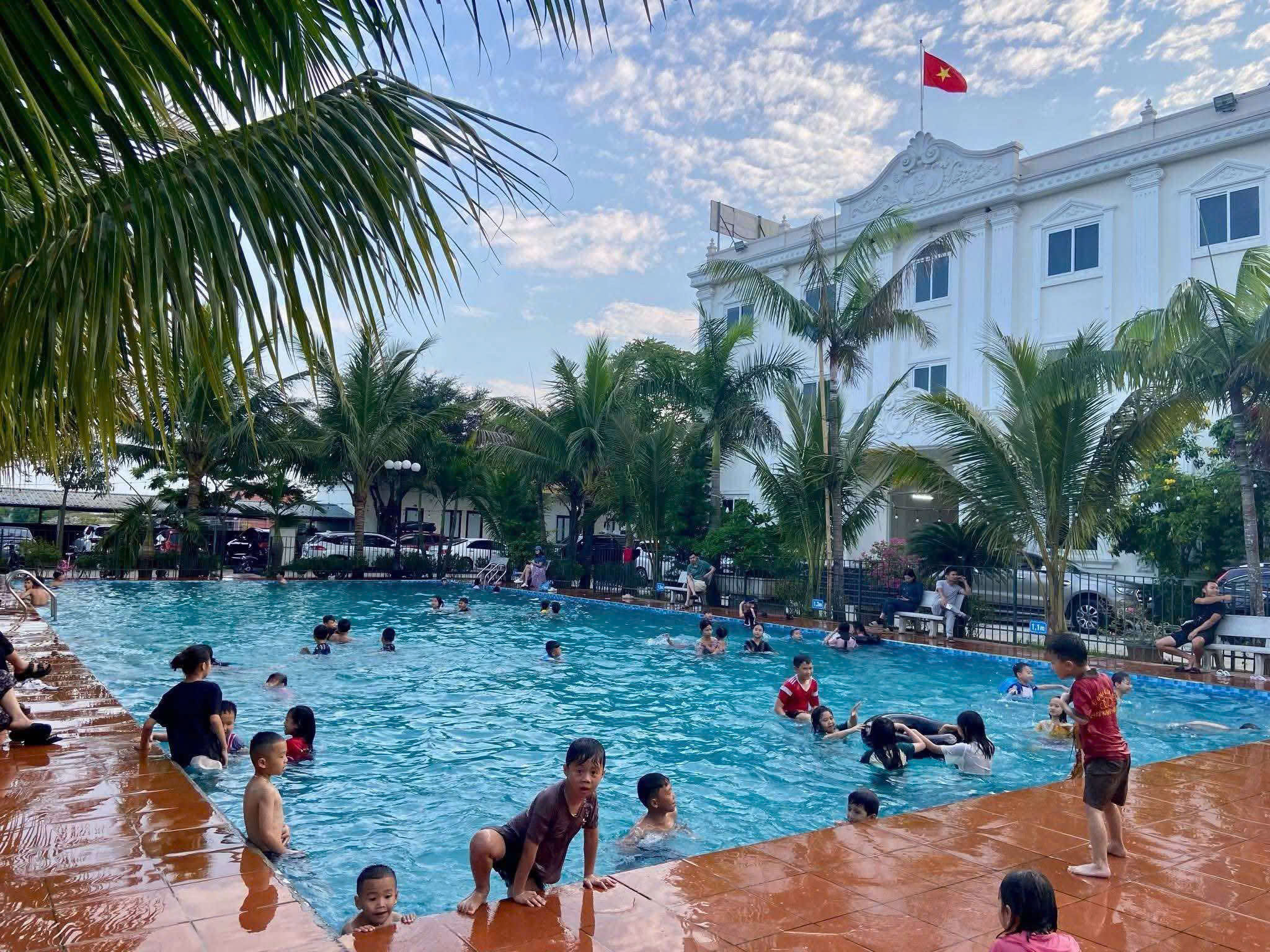 Bể bơi của Núi Hồng